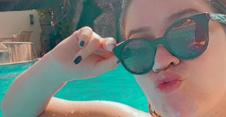 Sertaneja Marília Mendonça curte dia de sol na piscina e manda recado