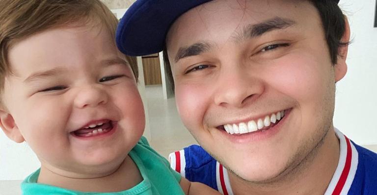 Matheus Aleixo, da dupla com Kauan, exibe travessura do cachorro com o filho e encanta web