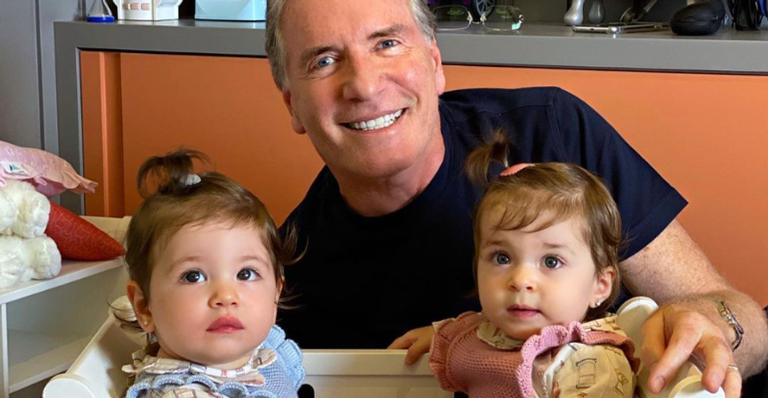 Netas de Roberto Justus conhecem caçula do empresário: ”Conhecendo a tia Vicky”