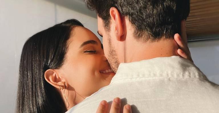 Carol Macedo é pedida em casamento e exibe aliança de compromisso na web