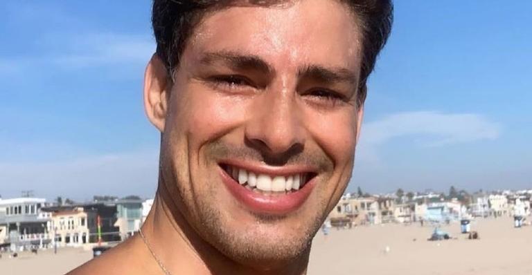 Cauã Reymond usa as redes sociais para relembrar foto antiga em desfile e arranca elogios