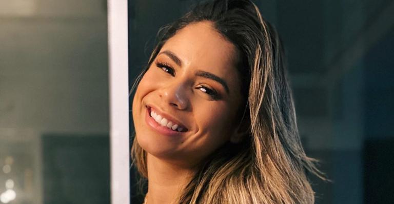 Com make glamourosa, Lexa surge fazendo careta na web e fãs elogiam: ”Maravilhosa”