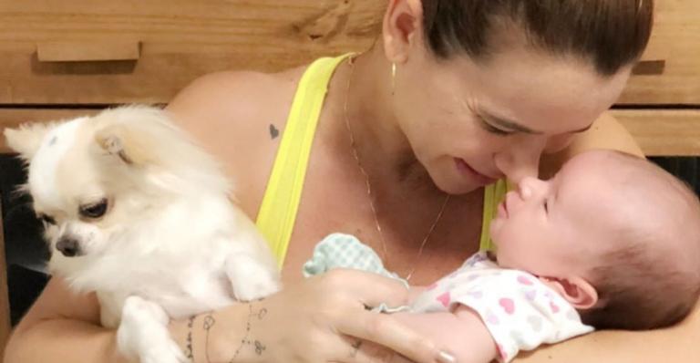 Dany Bananinha se derrete pela filha na web: ”Amor da minha vidoca”