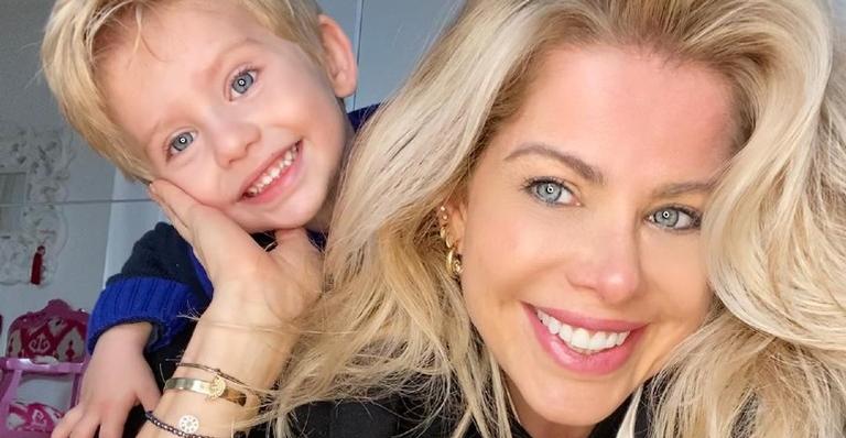 Karina Bacchi relembra vídeo cantando música da Xuxa para Enrico comer quando ele era mais novo