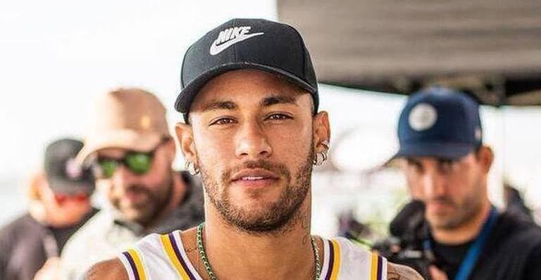 De sunga, Neymar Jr. surge jogando futevôlei com Thiago Silva e agita web: ”Combate”