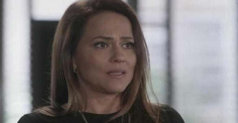 Personagem tem noite de paixão com ex-genro em ‘Totalmente Demais’