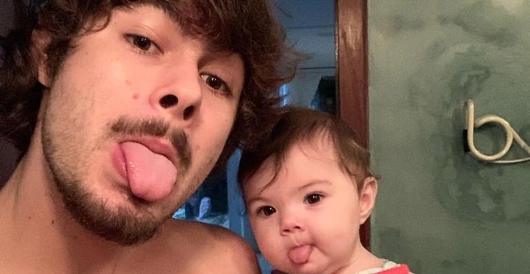 Rafa Vitti exibe foto de recém-nascido ao parabenizar a mãe e confunde seguidores: ”É a Clarinha?”