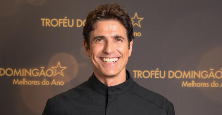 Em clima nostálgico, Reynaldo Gianecchini surge em karaokê ao lado de amigos: ”Começo dos anos 90”