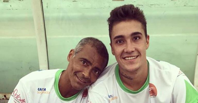 Romarinho, filho de Romário, exibe barriga sarada e recebe elogios