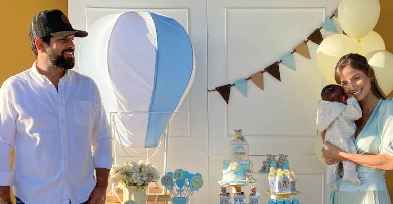 Sorocaba posa em família ao comemorar primeiro mês do filho, Theo: ”Presente de Deus”