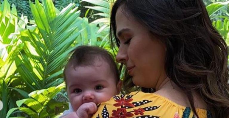Tatá Werneck brinca ao postar vídeo carregando a filha, Clara Maria: ”Dor no ciático”