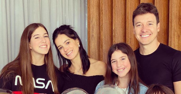 Vera Viel mostra comemoração do aniversário das filhas e encanta web: ”Bolo surpresa”