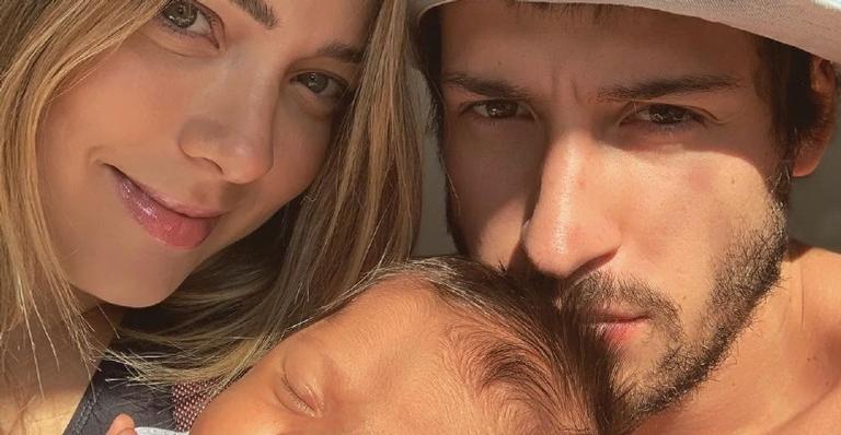 Vini Martinez flagra momento fofo entre Carol Dantas e Valentin e se declara: ”O amor é o segredo”