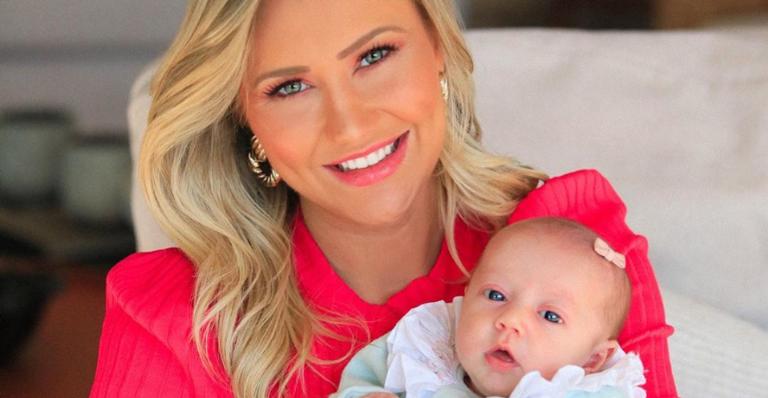 Ana Paula Siebert encanta ao compartilhar vídeo amamentando Vicky: ”Melhor momento do dia”