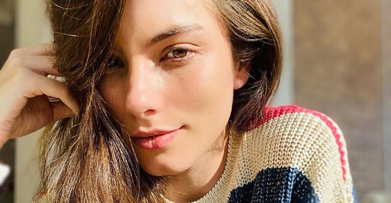 Ainda em quarentena, Bruna Hamú aproveita a luz do sol e faz book em casa