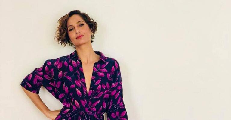 Camila Pitanga surge radiante e brinca com os fãs: ”A cor do momento é laranja”