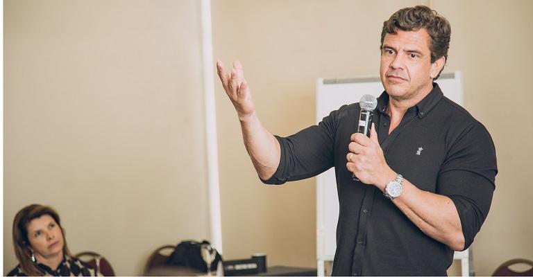 Lásaro do Carmo Jr, o homem que sempre fez da crise o seu melhor currículo