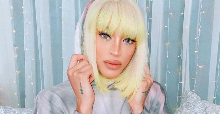 Desmontada, Pabllo Vittar surge plenissíma tomando sol e recebe elogios: ”Perfeição”