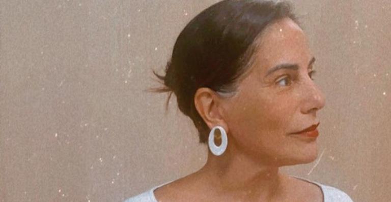 Glória Pires encanta ao posar com seu cachorrinho, Bijoux