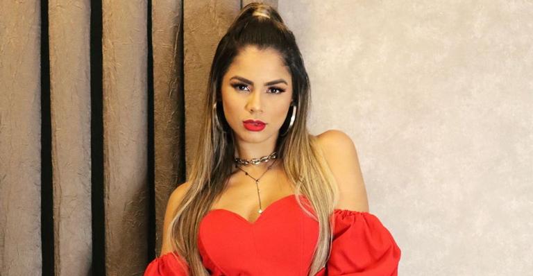 Lexa chama atenção da web ao surgir com maiô decotado: ”Que maravilhosa!”