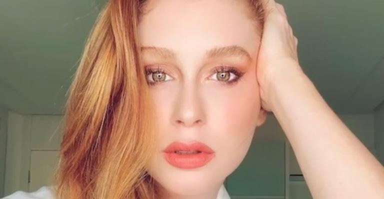Em frente ao espelho, Marina Ruy Barbosa posa só de roupão e closet gigante e luxuoso rouba a cena
