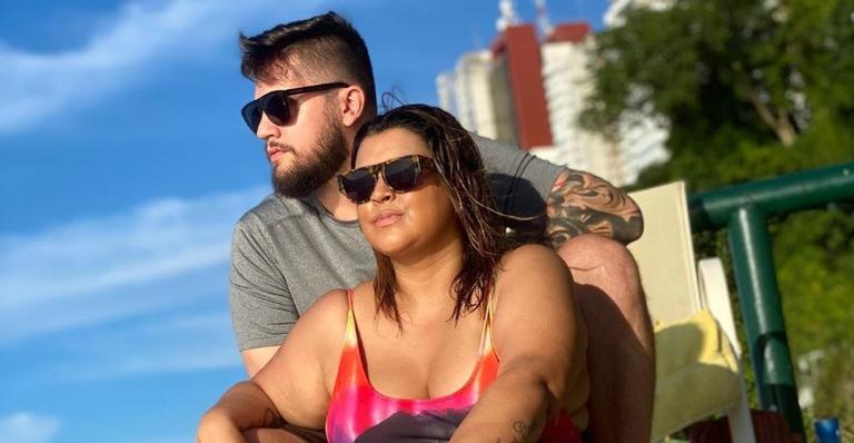 Preta Gil diverte seguidores ao mostrar a neta maquiando seu marido, Rodrigo Godoy