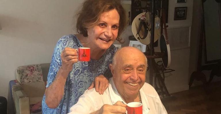 Rosamaria Murtinho e Mauro Mendonça emocionam ao matarem saudade das netas pela janela do prédio
