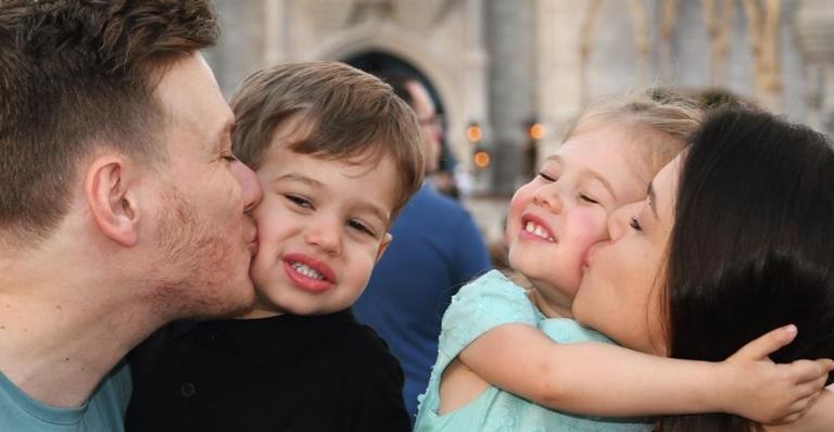 Thais Fersoza encanta ao exibir momento divertido em família: ”Nosso cantinho do caos!”