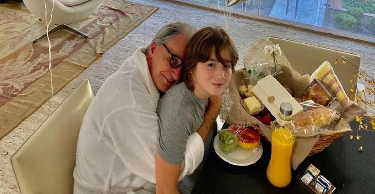 Completando 61 anos, Otávio Mesquita é surpreendido pelo filho e se derrete: ”Feliz”