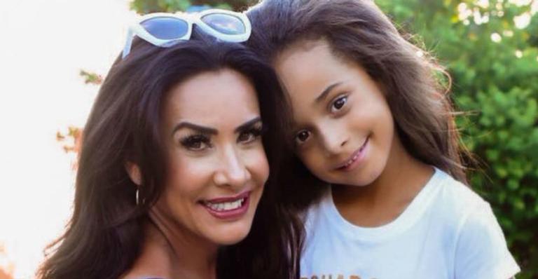 Giullia, filha de Scheila Carvalho, surge dançando com a mãe e choca web: ”Tem todo o gingado”