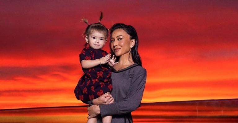 Sabrina Sato explode o fofurômetro com cliques da filha de caipira: ”Não quer mais tirar o chapéu”
