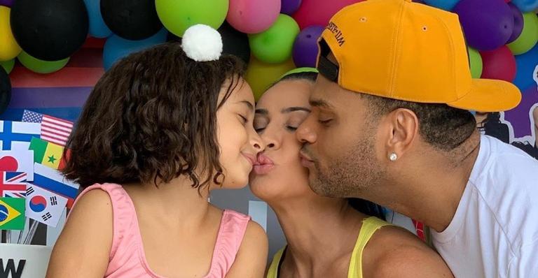 Scheila Carvalho emociona com postagem de aniversário para filha: ”Mãe mais feliz desse mundo”