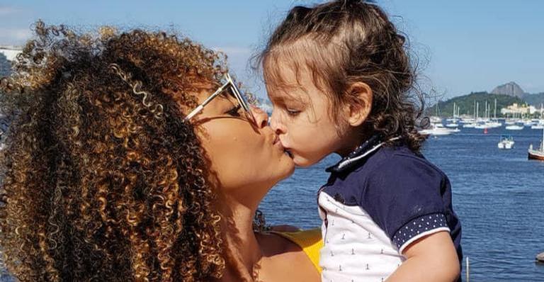 Sheron Menezzes curte dia na piscina ao lado do filho e encanta web: ”Amor em forma de bebê”