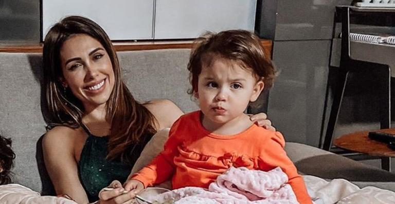Bella Falconi flagra a filha caçula fingindo que levou um tombo e brinca: ”Hollywood tá perdendo”