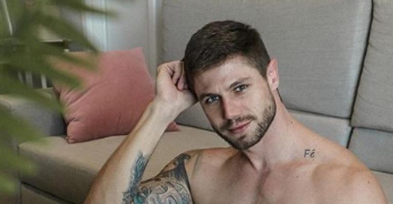 De sunga, ex-BBB Jonas Sulzbach relembra clique na praia: ”Desejo”