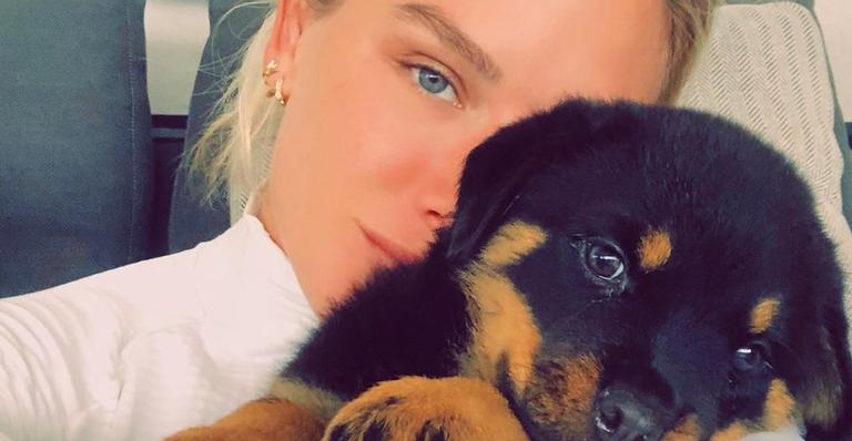 Fiorella Mattheis declara seu amor por cachorrinha de estimação: ”Grude doce”