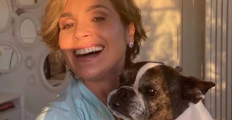 Flávia Alessandra encanta a web ao posar do lado de sua cadelinha: ”Que coisa mais linda”