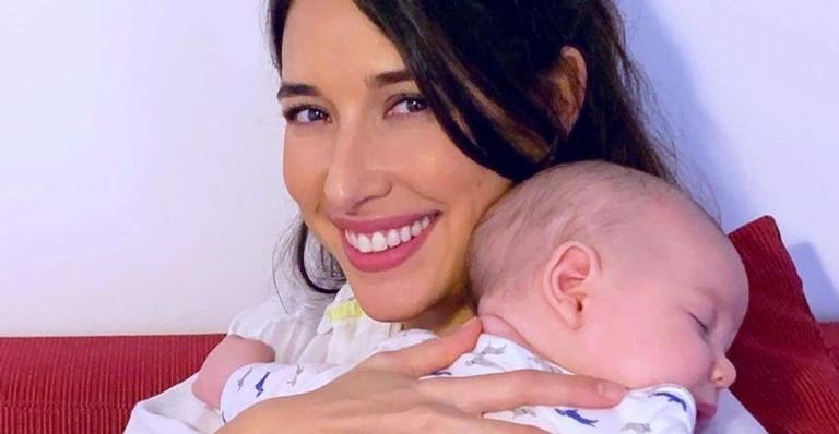 Giselle Itié encanta ao surgir dando banho de banheira no filho: ”Sempre juntos”