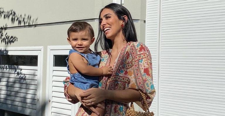 Jade Seba repara o quanto Zion cresceu ao colocá-lo na cadeirinha e pede: ”Tempo, vai devagar”