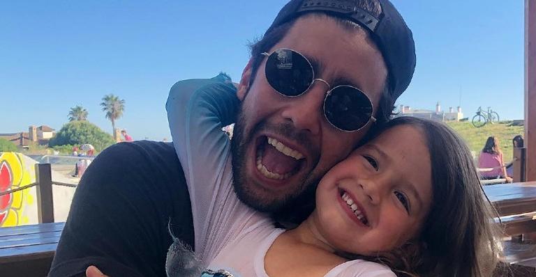 Pedro Scooby monta cozinha para a filha, Liz, e se derrete: ”Hoje o dia foi só dela”