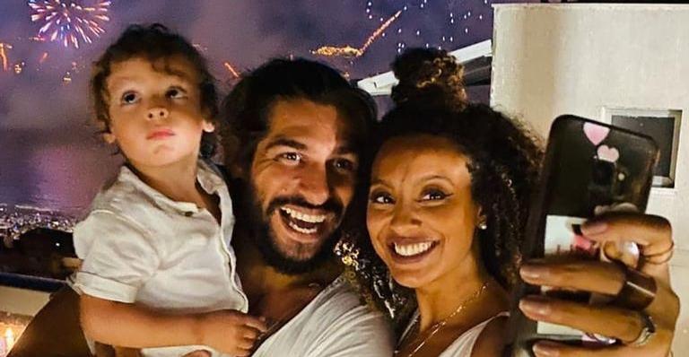Sheron Menezzes encanta seguidores ao posar com seu filho, Benjamin