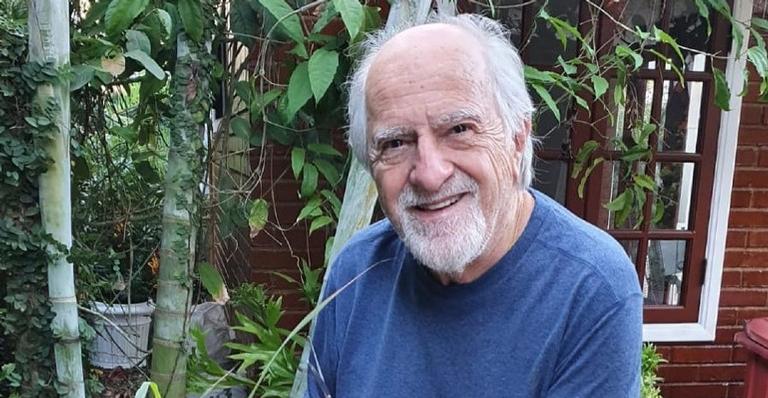 Ary Fontoura posta foto pintando objeto e brinca: ”Tudo que era velho tá ficando novo, menos eu”