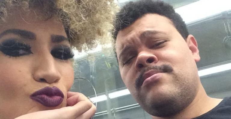 Após ser diagnosticado com diabetes, Babu Santana posa com a namorada no hospital: ”Meu grude”