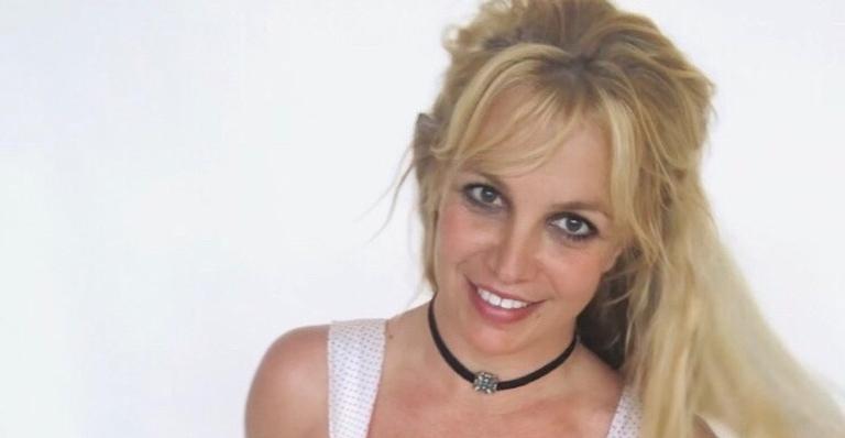 Britney Spears surge de máscara ao curtir dia de praia ao lado do namorado