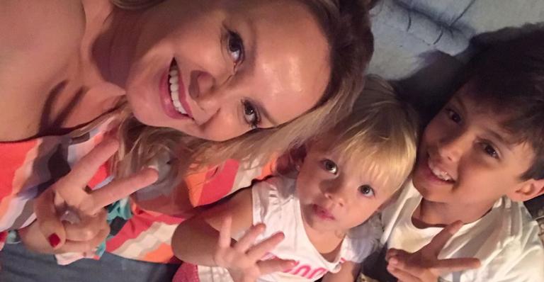 Eliana surge em abraço apertado com o filho e fãs se derretem: ”Lindos!”