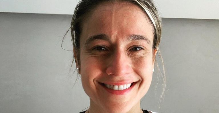 Fernanda Gentil surge sorridente ao desejar um bom dia aos seus seguidores