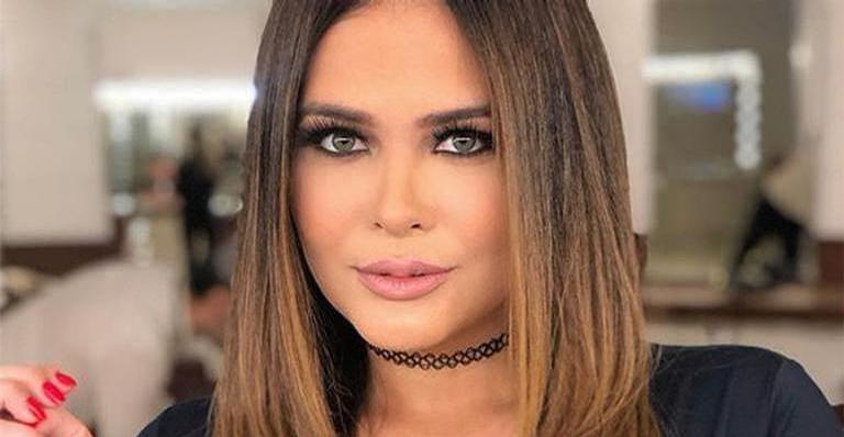 Geisy Arruda arranca suspiros e provoca fãs de lingerie vermelha