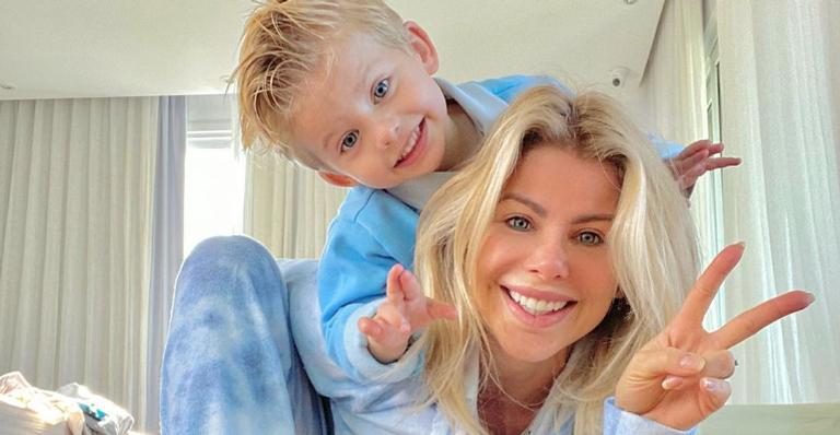Karina Bacchi surge em momento divertido com o filho e encanta web: ”Mamãe voadora”