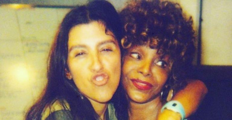 Regina Casé compartilha clique antigo ao homenagear Elza Soares: ”Imagem mais forte e linda”