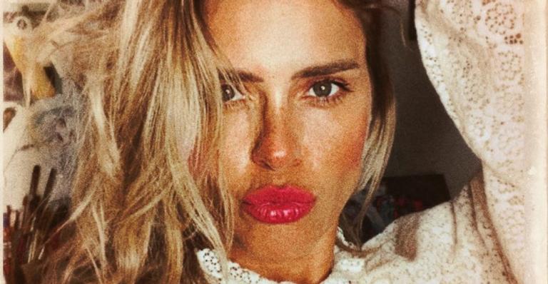 Carolina Dieckmann surge com sorrisão no rosto e espalha alegria na web